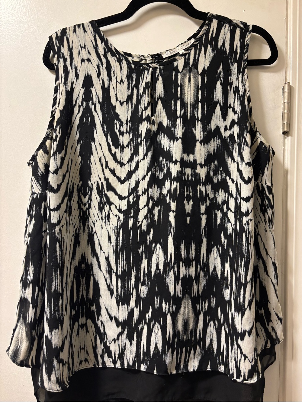 Violet & Claire Black and White Sleeveless Patterned Blouse